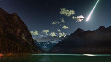 Un bolide solca il cielo notturno sopra il Lago Louise, in Canada. Credits: Hao Qin