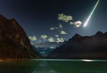 Un bolide solca il cielo notturno sopra il Lago Louise, in Canada. Credits: Hao Qin