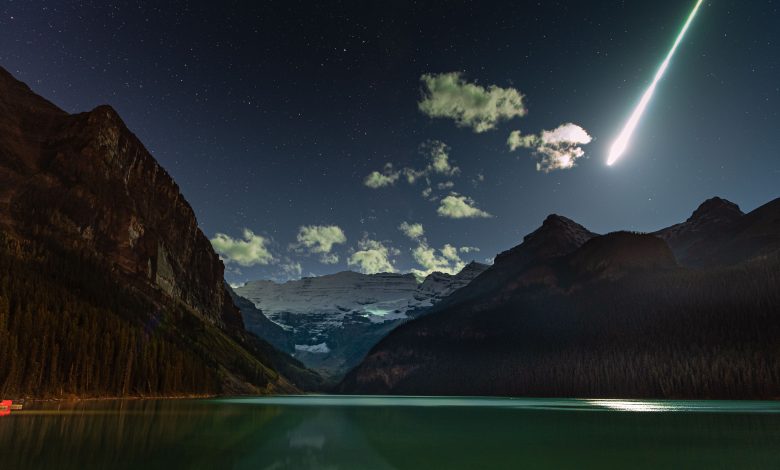 Un bolide solca il cielo notturno sopra il Lago Louise, in Canada. Credits: Hao Qin