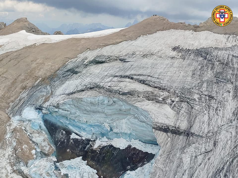 Immagine del distacco avvenuto domenica 3 luglio dal ghiacciaio della Marmolada