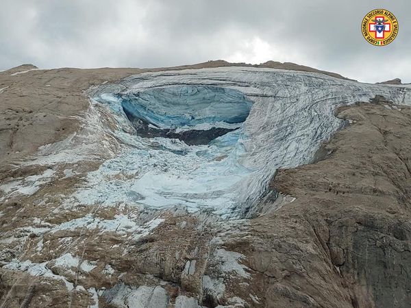 Immagine del distacco avvenuto domenica 3 luglio dal ghiacciaio della Marmolada