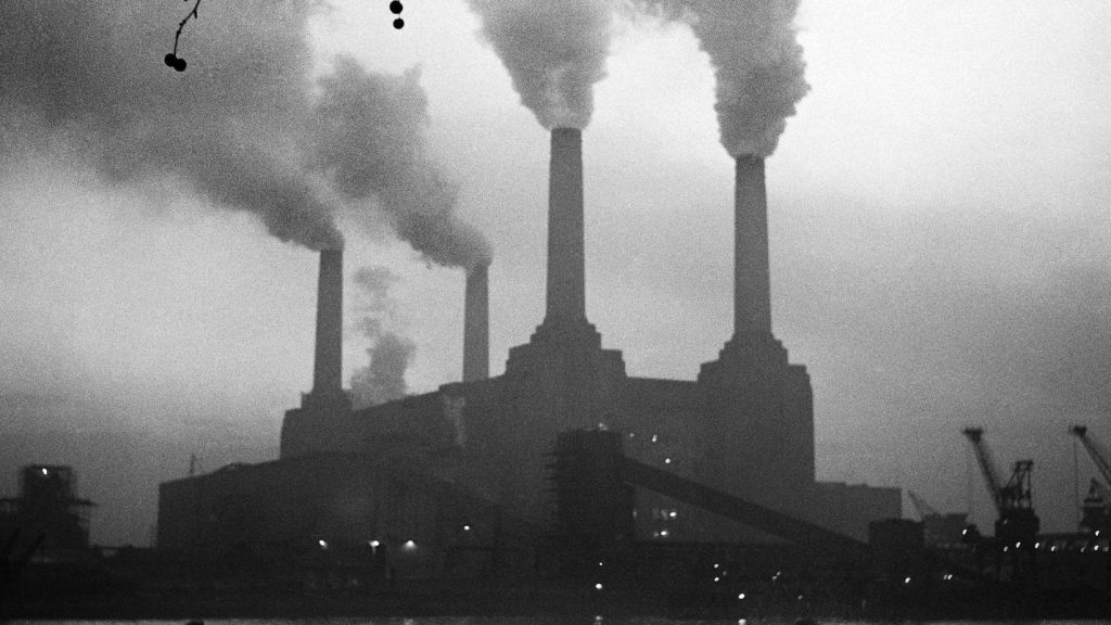 La Battersea Power Station durante la sua attività, negli anni '50