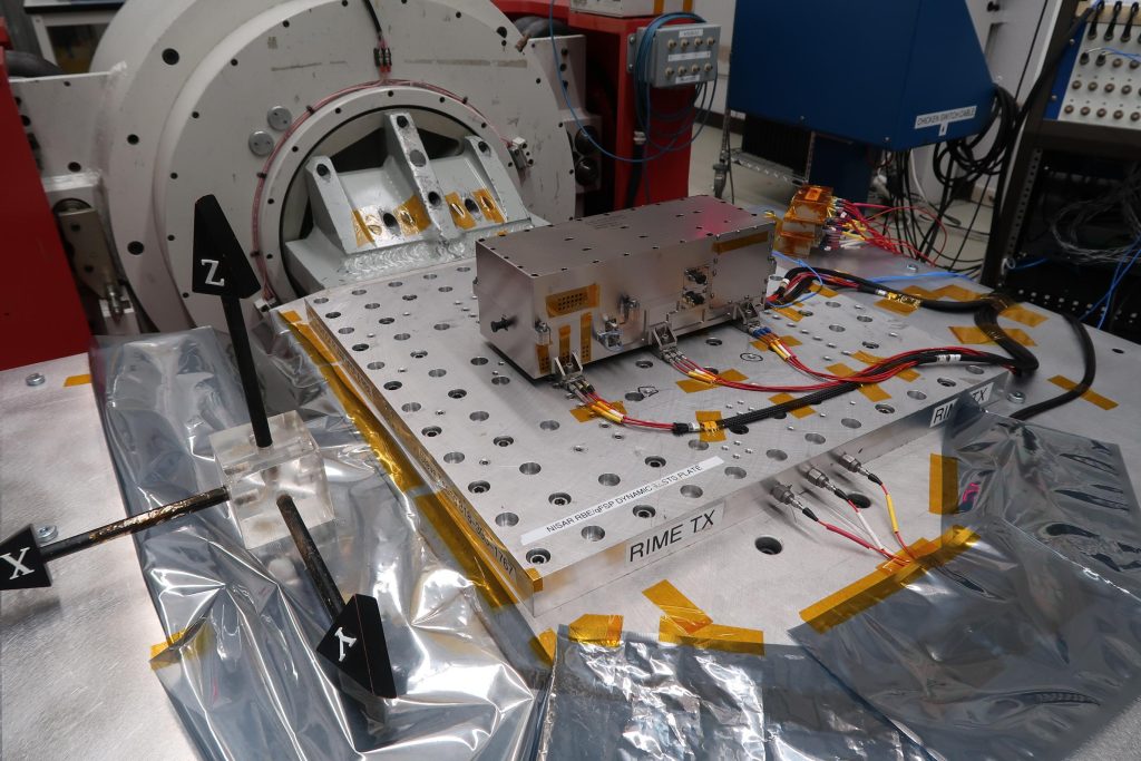 Fotografia del radar della sonda JUICE su un banco ottico durante gli ultimi test