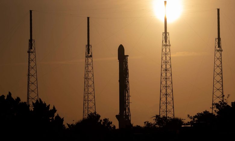Immagine di repertorio intesa rappresentare Euclid pronto a partire in cima a un Falcon 9