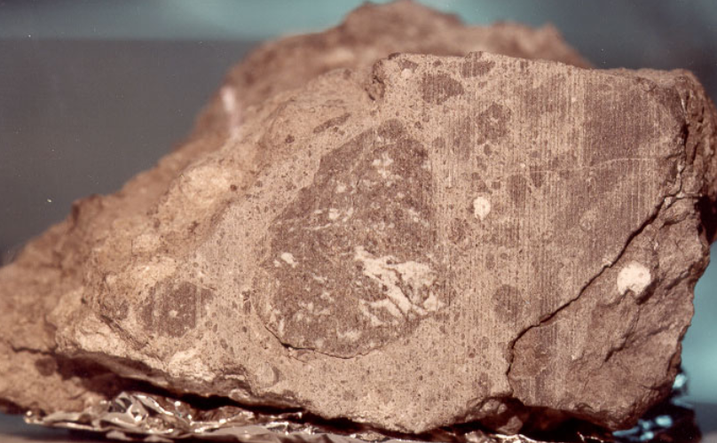 Fotografia della roccia recuperata da Apollo 17 che ha permesso di ricavare una nuova età per la Luna, più antica delle stime precedenti