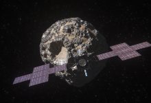 Illustrazione artistica che mostra la sonda Psyche in volo verso l'asteroide omonimo