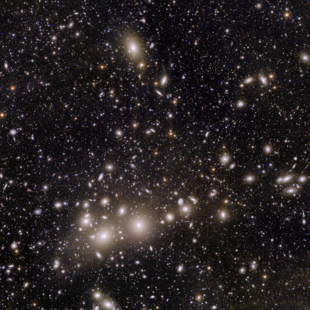 Il telescopio spaziale Euclid ha scattato un'immagine inedita dell'ammasso galattico del Perseo, in cui si vedono oltre 100.000 galassie!