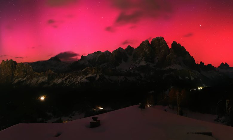 Archi SAR sopra il monte Cristallo, dalla webcam del rifugio Faloria