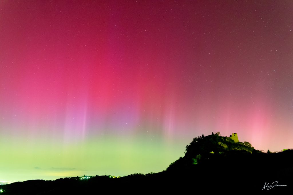 Fotografia scattata da Canossa che mostra i fenomeni aurorali avvistati in Italia