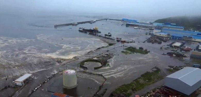 Il porto di Severo-Kurilsk invaso dalle acque del maremoto